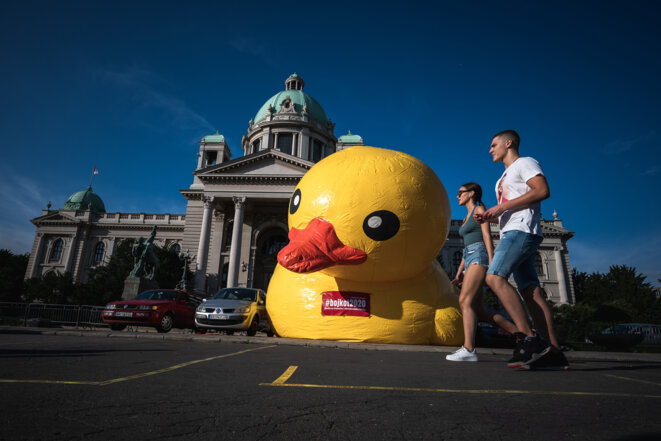 A Belgrade, le canard jaune de l'opposition pour appeler au boycott des élections © Andrej Isakovic / AFP