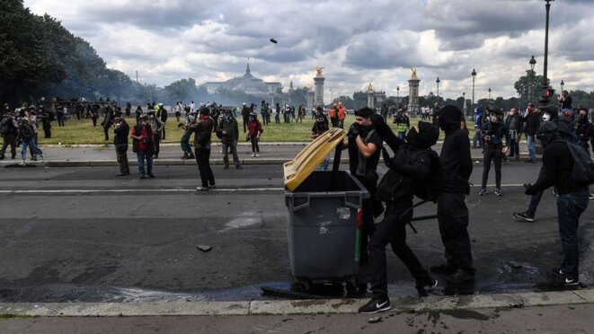 un manifestant lance un projectile contre les forces de l'ordre aux Invalides, lors de la manifestation des soignants à Paris, le 16 juin 2020. Alain JOCARD / AFP sous réserve de demande de diffusion un manifestant lance un projectile contre les forces de l'ordre aux Invalides, lors de la manifestation des soignants à Paris, le 16 juin 2020. Alain JOCARD / AFP sous réserve de demande de diffusion