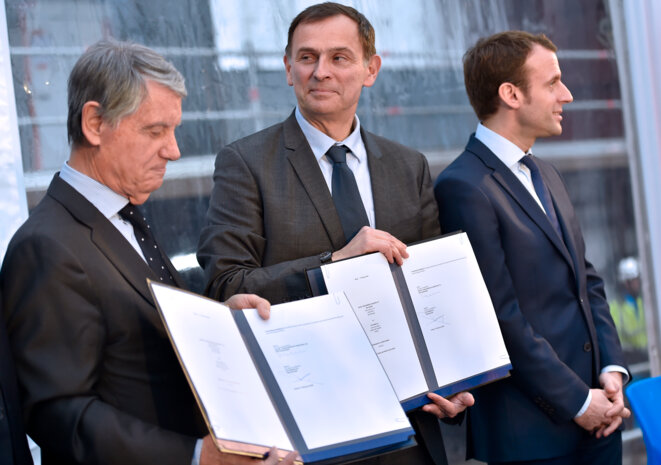 Gianluigi Aponte (MSC), Laurent Castaing (STX France) et Emmanuel Macron en février 2016, lors de la signature d'une nouvelle commande par MSC. © LOIC VENANCE / AFP