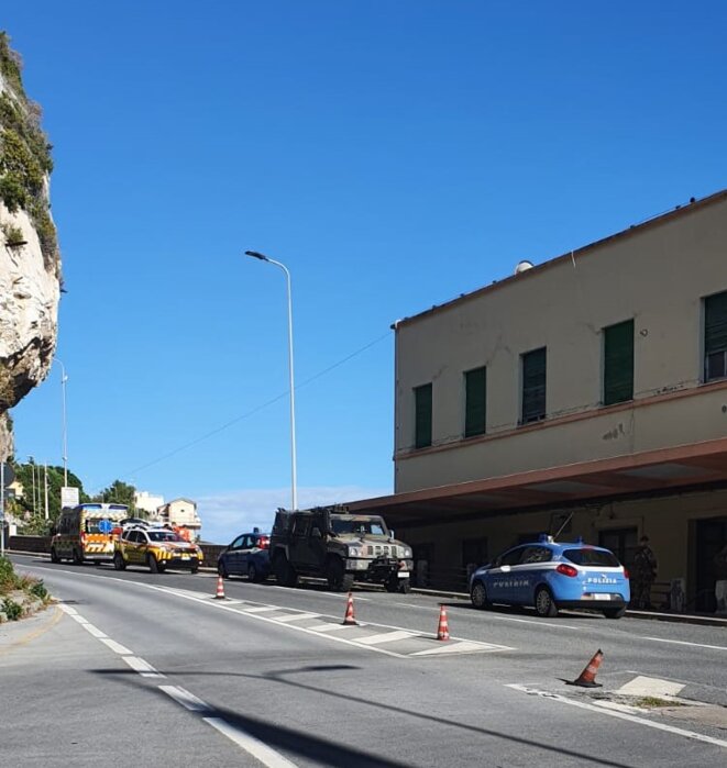 Prise en charge par la croix verte italienne d’une détresse cardiaque devant le poste-frontière franco-italien, le jeudi 18 juin 2020. © Carla Melki Prise en charge par la croix verte italienne d’une détresse cardiaque devant le poste-frontière franco-italien, le jeudi 18 juin 2020. © Carla Melki