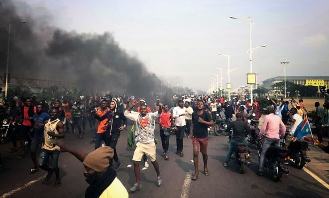 Manifestation aux abords du Parlement à Kinshasa le 24 juin 2020 © Twitter Manifestation aux abords du Parlement à Kinshasa le 24 juin 2020 © Twitter