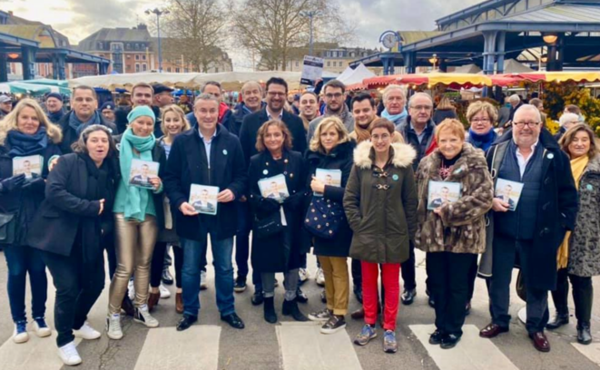 Jean-Louis Louvel, candidat de la droite et du centre, entouré de ses soutiens devant le marché Saint-Marc en février. © Le Poulpe Jean-Louis Louvel, candidat de la droite et du centre, entouré de ses soutiens devant le marché Saint-Marc en février. © Le Poulpe
