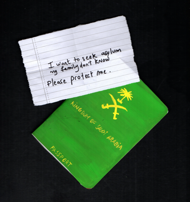 Un message glissé dans un passeport : « Je veux demander l’asile. Ma famille n’en sait rien. S’il vous plaît, protégez-moi. » © Justine Charlot Un message glissé dans un passeport : « Je veux demander l’asile. Ma famille n’en sait rien. S’il vous plaît, protégez-moi. » © Justine Charlot