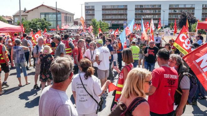 Une partie des manifestants, l'autre sous abri ... pour l'ombre ! © Georges-André Photos Une partie des manifestants, l'autre sous abri ... pour l'ombre ! © Georges-André Photos