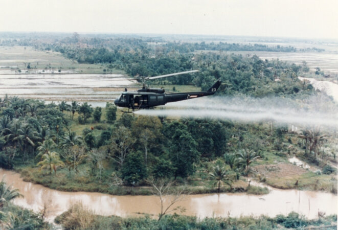 Hélicoptère de l'armée américaine pulvérisant de                l'agent orange au Viêtnam (date inconnue, Wikicommons).