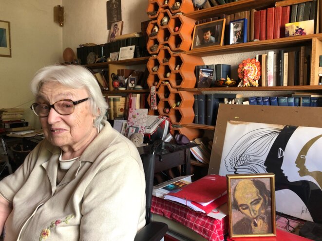 Tatiana Pliouchtch, chez elle à Bessèges (Gard), le 16 juin 2020. À ses côtés, sur la droite, un portrait de Léonide Pliouchtch. © F.Bt/Mediapart Tatiana Pliouchtch, chez elle à Bessèges (Gard), le 16 juin 2020. À ses côtés, sur la droite, un portrait de Léonide Pliouchtch. © F.Bt/Mediapart