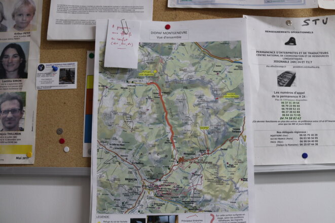 Dans les locaux de la PAF de Montgenèvre, en 2019, une carte est affichée avec le chemin emprunté par les migrants surligné en rouge. © MM Dans les locaux de la PAF de Montgenèvre, en 2019, une carte est affichée avec le chemin emprunté par les migrants surligné en rouge. © MM