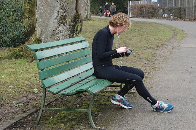 Un coureur consulte ses statistiques de santé sur son smartphone. © © Nicolas Nova / MetisPresses Un coureur consulte ses statistiques de santé sur son smartphone. © © Nicolas Nova / MetisPresses