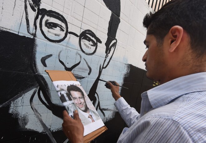 Un artiste américain, Levi Ponce, finissant un portrait de Daniel Pearl en mai 2015 à Los Angeles, aux États-Unis. © Mark Ralston/AFP Un artiste américain, Levi Ponce, finissant un portrait de Daniel Pearl en mai 2015 à Los Angeles, aux États-Unis. © Mark Ralston/AFP