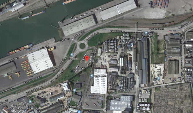 Aire d'accueil de Petit Quevilly, située aux pieds de l'usine Total et Lubrizol © google maps Aire d'accueil de Petit Quevilly, située aux pieds de l'usine Total et Lubrizol © google maps