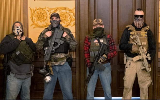 Militants, fusil d’assaut au poing, envahissant le Capitole du Michigan pour faire pression sur leurs élus afin qu’ils mettent fin au confinement. © DR Militants, fusil d’assaut au poing, envahissant le Capitole du Michigan pour faire pression sur leurs élus afin qu’ils mettent fin au confinement. © DR