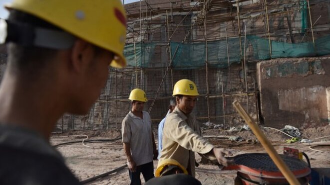 Des travailleurs préparent de l'équipement dans une section de la vieille ville de Kashgar, dans la région autonome ouïghoure du nord-ouest de la Chine, le 4 juin 2019. Des travailleurs préparent de l'équipement dans une section de la vieille ville de Kashgar, dans la région autonome ouïghoure du nord-ouest de la Chine, le 4 juin 2019.
