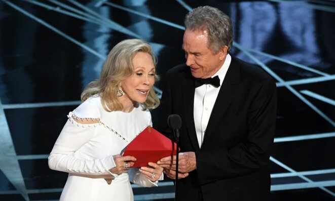 Faye Dunaway et Warren Beatty remettant l'Oscar du meilleur film 2017, Dolby Theater d’Hollywood, 25 février 2017 Faye Dunaway et Warren Beatty remettant l'Oscar du meilleur film 2017, Dolby Theater d’Hollywood, 25 février 2017