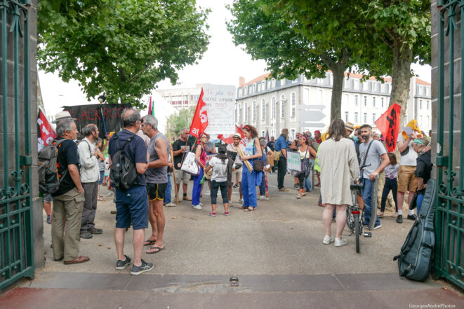 Du parc Lecoq vers la sortie Université, la foule dense et colorée © Georges-André Photos Du parc Lecoq vers la sortie Université, la foule dense et colorée © Georges-André Photos