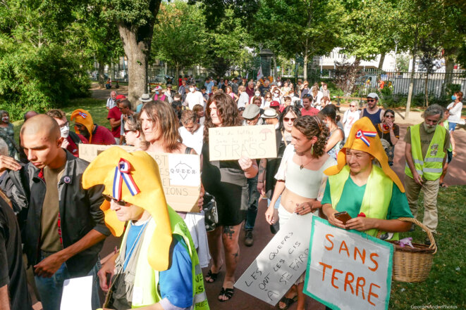 Citoyens et citoyennes entrent dans le jardin Lecoq © Georges-André Photos Citoyens et citoyennes entrent dans le jardin Lecoq © Georges-André Photos
