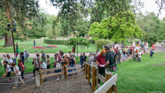 Sous l'oeil attentif et souvent bienveillant du public, le cortège s'étire dans le parc © Georges-André Photos Sous l'oeil attentif et souvent bienveillant du public, le cortège s'étire dans le parc © Georges-André Photos