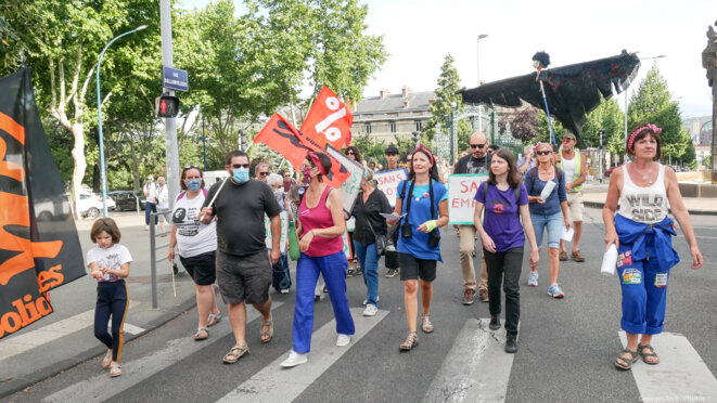 Le cortège a quitté le jardin, rue Ballainvilliers © Georges-André Photos Le cortège a quitté le jardin, rue Ballainvilliers © Georges-André Photos