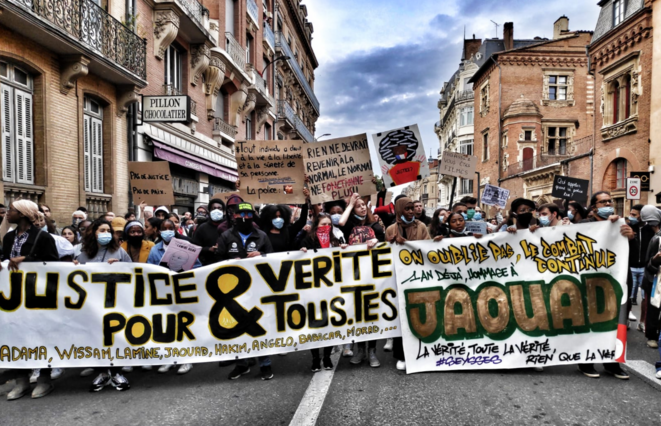 Des manifestants brandissent une banderole en mémoire de Jaouad, lors d’une manifestation contre les violences policières organisée le 10 juin dernier à Toulouse à l'initiative du comité Vérité & Justice 31. © JL Des manifestants brandissent une banderole en mémoire de Jaouad, lors d’une manifestation contre les violences policières organisée le 10 juin dernier à Toulouse à l'initiative du comité Vérité & Justice 31. © JL
