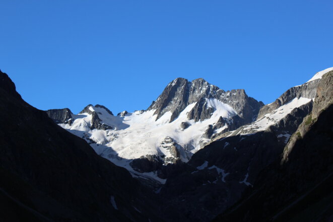 Le bleu, le noir, le blanc, les couleurs des Écrins. Ici, le glacier de la Pilatte et le sommet des Bans. © F.Bt/Mediapart Le bleu, le noir, le blanc, les couleurs des Écrins. Ici, le glacier de la Pilatte et le sommet des Bans. © F.Bt/Mediapart