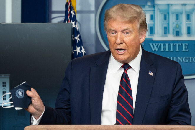 Lors de sa conférence de presse du 21 juillet, le président américain Donald Trump montre son masque et, pour la première fois, incite les Américains à en porter. Photo : JIM WATSON / AFP Lors de sa conférence de presse du 21 juillet, le président américain Donald Trump montre son masque et, pour la première fois, incite les Américains à en porter. Photo : JIM WATSON / AFP