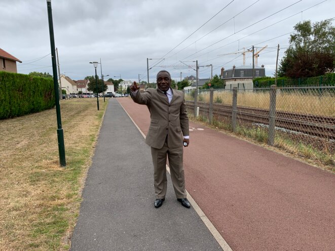 Ferdinand Mbaou sur le lieu précis de l'attaque qu'il a subie en 2015. © Karl Laske/ Mediapart Ferdinand Mbaou sur le lieu précis de l'attaque qu'il a subie en 2015. © Karl Laske/ Mediapart