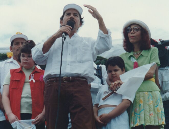 Daniel Ortega accompagné de son épouse au début des années 1990 © Kassandra Daniel Ortega accompagné de son épouse au début des années 1990 © Kassandra