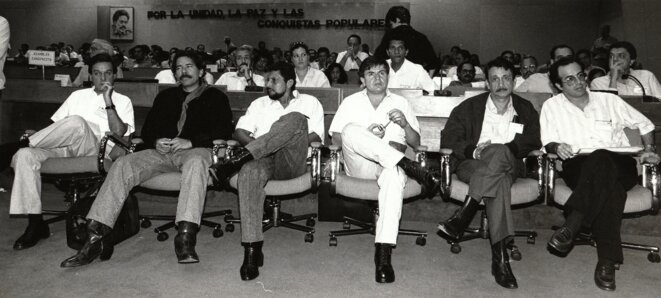 6 des 9 membres de la Direction nationale du FSLN en 1991: de gauche à droite: Jaime Wheelock, Daniel Ortega, Bayardo Arce, Henry Ruiz, Victor Tirado et Luis Carrion. Parmi eux, actuellement, seul Bayardo Arce ne s'est pas publiquement distancé de Daniel Ortega. © Kassandra 6 des 9 membres de la Direction nationale du FSLN en 1991: de gauche à droite: Jaime Wheelock, Daniel Ortega, Bayardo Arce, Henry Ruiz, Victor Tirado et Luis Carrion. Parmi eux, actuellement, seul Bayardo Arce ne s'est pas publiquement distancé de Daniel Ortega. © Kassandra