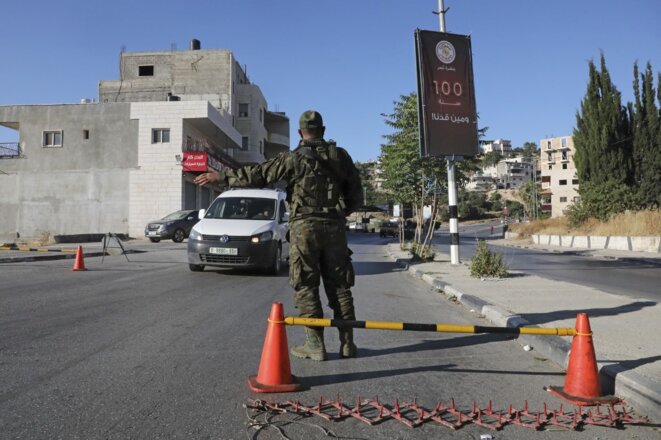 Un membre des forces de sécurité palestiniennes à un checkpoint à Bethléem le 29 juin 2020. © Hazem Bader/AFP