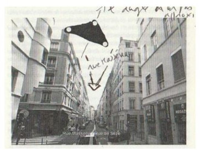 Comme très souvent, cet Ovni triangulaire est décrit passant lentement comme au ras des immeubles. © Editions Le Temps présent, collection Enigma Comme très souvent, cet Ovni triangulaire est décrit passant lentement comme au ras des immeubles. © Editions Le Temps présent, collection Enigma