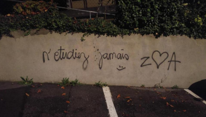 Graffiti vu et photographié à Lausanne, au chemin de Préville, le 31 octobre 2019. Référence au « ne travaillez jamais » de Guy Debord, repris en mai 68 pour dénoncer le salariat comme rapport social.