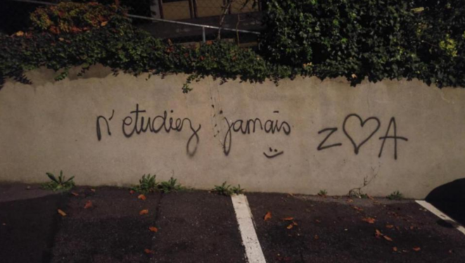 Graffiti vu et photographié à Lausanne, au chemin de Préville, le 31 octobre 2019. Référence au « ne travaillez jamais » de Guy Debord, repris en mai 68 pour dénoncer le salariat comme rapport social. Graffiti vu et photographié à Lausanne, au chemin de Préville, le 31 octobre 2019. Référence au « ne travaillez jamais » de Guy Debord, repris en mai 68 pour dénoncer le salariat comme rapport social.