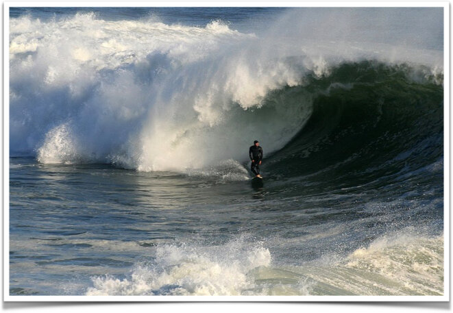 Surfer dans une vague à Santa Cruz © The Brocken Ina Glory WikiMedia Surfer dans une vague à Santa Cruz © The Brocken Ina Glory WikiMedia