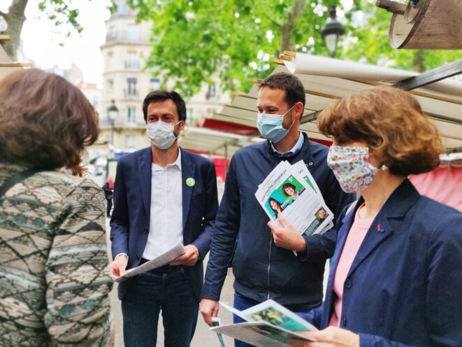 David Belliard, tête de liste d’EELV lors du premier tour des élections municipales à Paris, ici en tractage dans le Ve arrondissement. © Compte Twitter de David Belliard