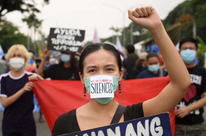 Une manifestante proteste contre la loi anti-terreur aux Philippines. © Carlo Manalansan / Bulatlat Une manifestante proteste contre la loi anti-terreur aux Philippines. © Carlo Manalansan / Bulatlat