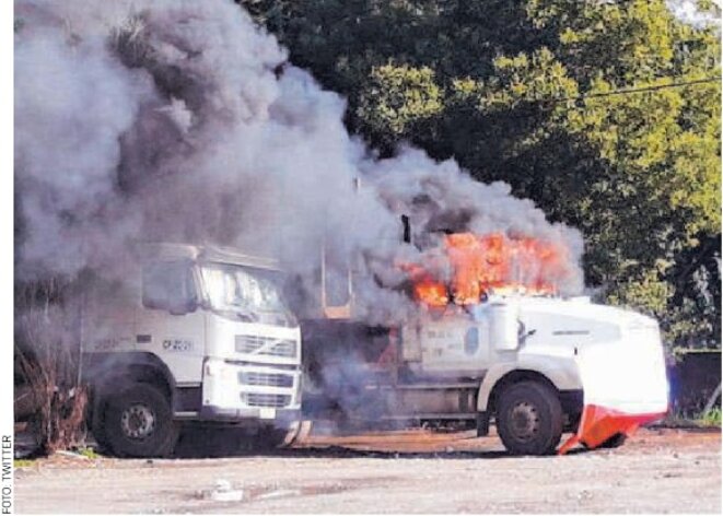 Camion d'une forestière incendié par lesmanifestants © inconnu Camion d'une forestière incendié par lesmanifestants © inconnu