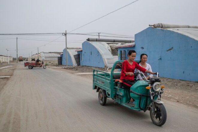Des femmes ouïghoures sont vues dans une colonie appelée Harmony New Village au Xinjiang, en Chine, le 4 août 2019. Des femmes ouïghoures sont vues dans une colonie appelée Harmony New Village au Xinjiang, en Chine, le 4 août 2019.