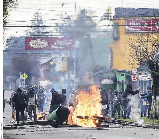 Manifestation ce 3 août à Collipulli, après une marche en faveur des comuneros en grève de la faim.. © Agencia Uno Manifestation ce 3 août à Collipulli, après une marche en faveur des comuneros en grève de la faim.. © Agencia Uno