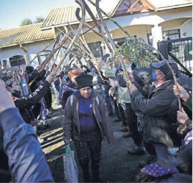 Sortie de detention, après contrôles par la polices, des familles des grevistes de la faim, ayant occupé la Mairie © inconnu Sortie de detention, après contrôles par la polices, des familles des grevistes de la faim, ayant occupé la Mairie © inconnu