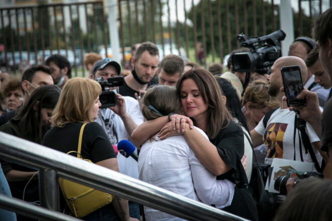 Pavlikova avec sa sœur après le verdict. © Vlad Dokshin / "Novaya Gazeta" Pavlikova avec sa sœur après le verdict. © Vlad Dokshin / "Novaya Gazeta"