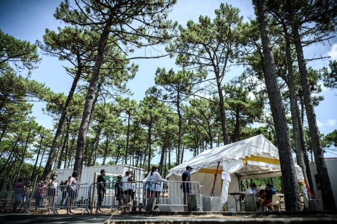 Des gens attendent de se faire tester gratuitement à la plage de Petit Nice à La Teste-de-Buch, dans le Sud-Ouest, le 24 juillet 2020. © Philippe Lopez/AFP Des gens attendent de se faire tester gratuitement à la plage de Petit Nice à La Teste-de-Buch, dans le Sud-Ouest, le 24 juillet 2020. © Philippe Lopez/AFP
