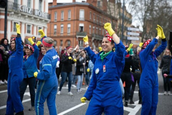 Les «Rosies», lors d'une manifestation contre les violences faites aux femmes le 8 mars. © Pablo Tupin / Hans Lucas via AFP Les «Rosies», lors d'une manifestation contre les violences faites aux femmes le 8 mars. © Pablo Tupin / Hans Lucas via AFP