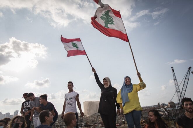 Des Libanais rendent hommage aux victimes de l'explosion survenu dans le port, une semaine après la catastrophe, à Beyrouth le 11 août 2020. © Thomas Devenyi /Hans Luca/AFP Des Libanais rendent hommage aux victimes de l'explosion survenu dans le port, une semaine après la catastrophe, à Beyrouth le 11 août 2020. © Thomas Devenyi /Hans Luca/AFP