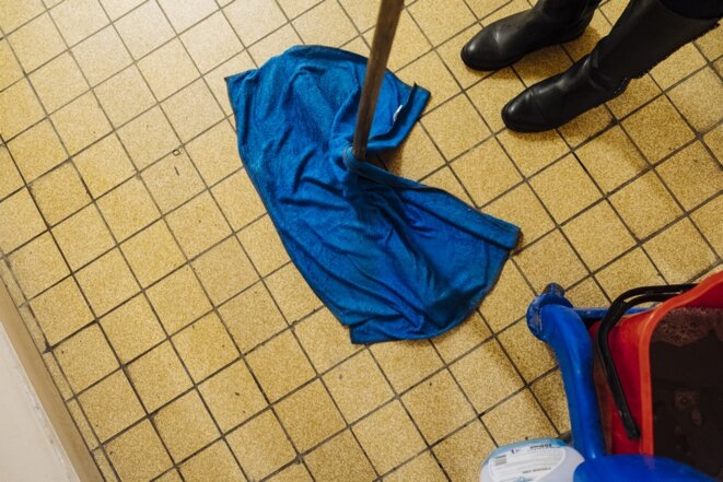 « Pour nettoyer les sols à genoux » © Julien Pitinome: Collectif L'Oeil- collectif La Friche « Pour nettoyer les sols à genoux » © Julien Pitinome: Collectif L'Oeil- collectif La Friche
