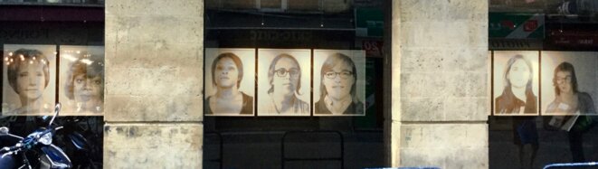 Brigitte Zieger, The Eight Most Wanted Women, 2012, 9 dessins encadrés sous verre, techniques mixtes, ombre à paupières et paillettes sur papier, 108 cm x 80 cm, Vue de la vitrine des Essais, Lycée Montaigne, dans le cadre de "Météoroïdes", Bordeaux, 2020, commissariat : Elise Girardot © Brigitte Zieger. Brigitte Zieger, The Eight Most Wanted Women, 2012, 9 dessins encadrés sous verre, techniques mixtes, ombre à paupières et paillettes sur papier, 108 cm x 80 cm, Vue de la vitrine des Essais, Lycée Montaigne, dans le cadre de "Météoroïdes", Bordeaux, 2020, commissariat : Elise Girardot © Brigitte Zieger.