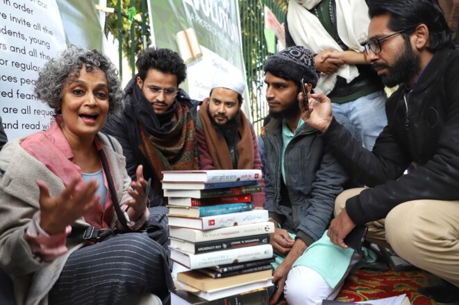 Arundhati Roy en compagnie d'étudiants lors d'un mouvement de protestation le 11 janvier 2020 à New Delhi. © Nasir Kachroo/NurPhoto/AFP Arundhati Roy en compagnie d'étudiants lors d'un mouvement de protestation le 11 janvier 2020 à New Delhi. © Nasir Kachroo/NurPhoto/AFP