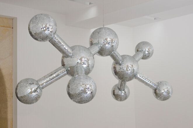 Jeanne Susplugas, Disco ball (Ether), 2019, Polystyrène, miroirs, Production : ZAT 2019-100 artistes dans la Ville, Dimensions de la caisse 2870 x 1270 x H1420 mm, "Météoroïdes", Bordeaux, 2020, commissariat : Elise Girardot © Jeanne Susplugas; Crédit photo : Emma Blanchard Jeanne Susplugas, Disco ball (Ether), 2019, Polystyrène, miroirs, Production : ZAT 2019-100 artistes dans la Ville, Dimensions de la caisse 2870 x 1270 x H1420 mm, "Météoroïdes", Bordeaux, 2020, commissariat : Elise Girardot © Jeanne Susplugas; Crédit photo : Emma Blanchard