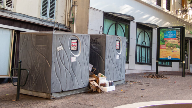 Ces emballages et bidons d'huiles de friture usagées semblent venir d'une rue plus loin... © plbillot Ces emballages et bidons d'huiles de friture usagées semblent venir d'une rue plus loin... © plbillot