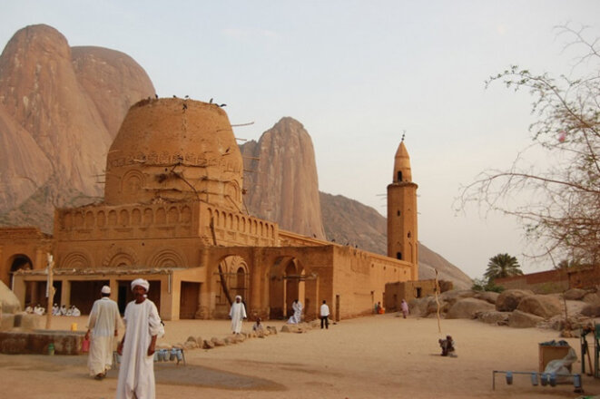 Vue de la tombe de Sid el-Hassan et des montagnes Taka à Kassala, photographie choisie par l'auteur. JICA Vue de la tombe de Sid el-Hassan et des montagnes Taka à Kassala, photographie choisie par l'auteur. JICA