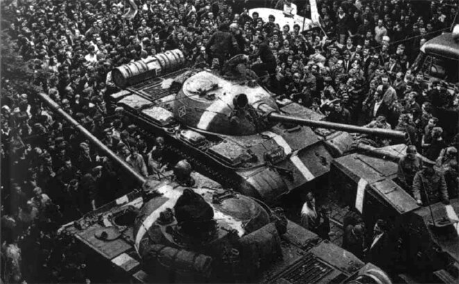 Foule entourant un char soviétique à Prague aux premiers jours de l'invasion (août 1968). © Engramma.it/Wikimedia Commons, lic. CC-BY-SA 3.0. Foule entourant un char soviétique à Prague aux premiers jours de l'invasion (août 1968). © Engramma.it/Wikimedia Commons, lic. CC-BY-SA 3.0.