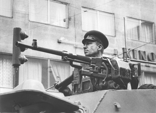 La persuasion par la menace des mitrailleuses. Véhicule de reconnaissance de l'Armée soviétique «BDRM-1» le 21 août 1968 pendant l'intervention des troupes du pacte de Varsovie en Tchécoslovaquie. © František Dostál/Wikimedia Commons, licence CC-BY-SA int. 4.0. La persuasion par la menace des mitrailleuses. Véhicule de reconnaissance de l'Armée soviétique «BDRM-1» le 21 août 1968 pendant l'intervention des troupes du pacte de Varsovie en Tchécoslovaquie. © František Dostál/Wikimedia Commons, licence CC-BY-SA int. 4.0.